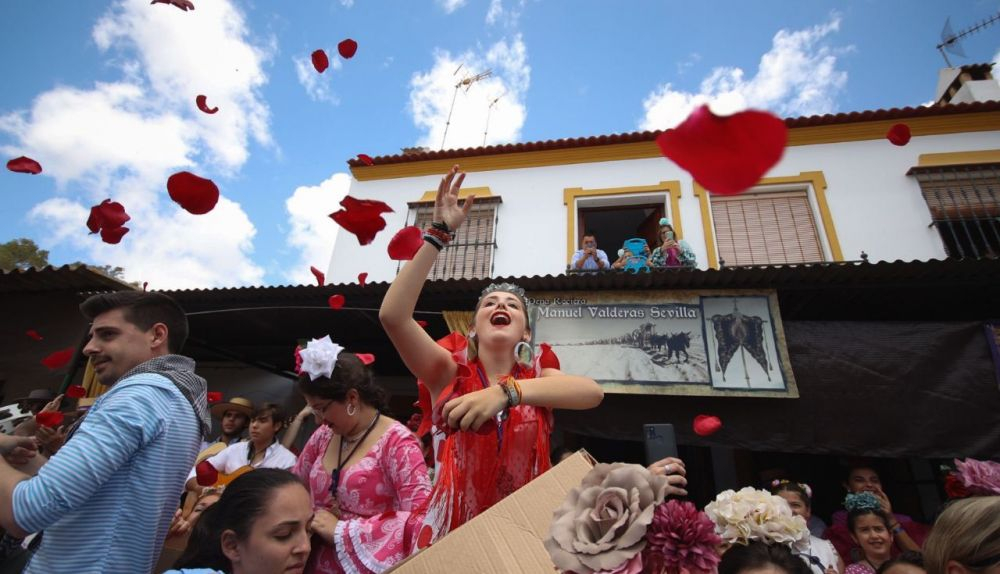 Gran ambiente en la calle Muñoz y Pavón con la llegada de la hermandad de Jerez.   MANU GARCÍA