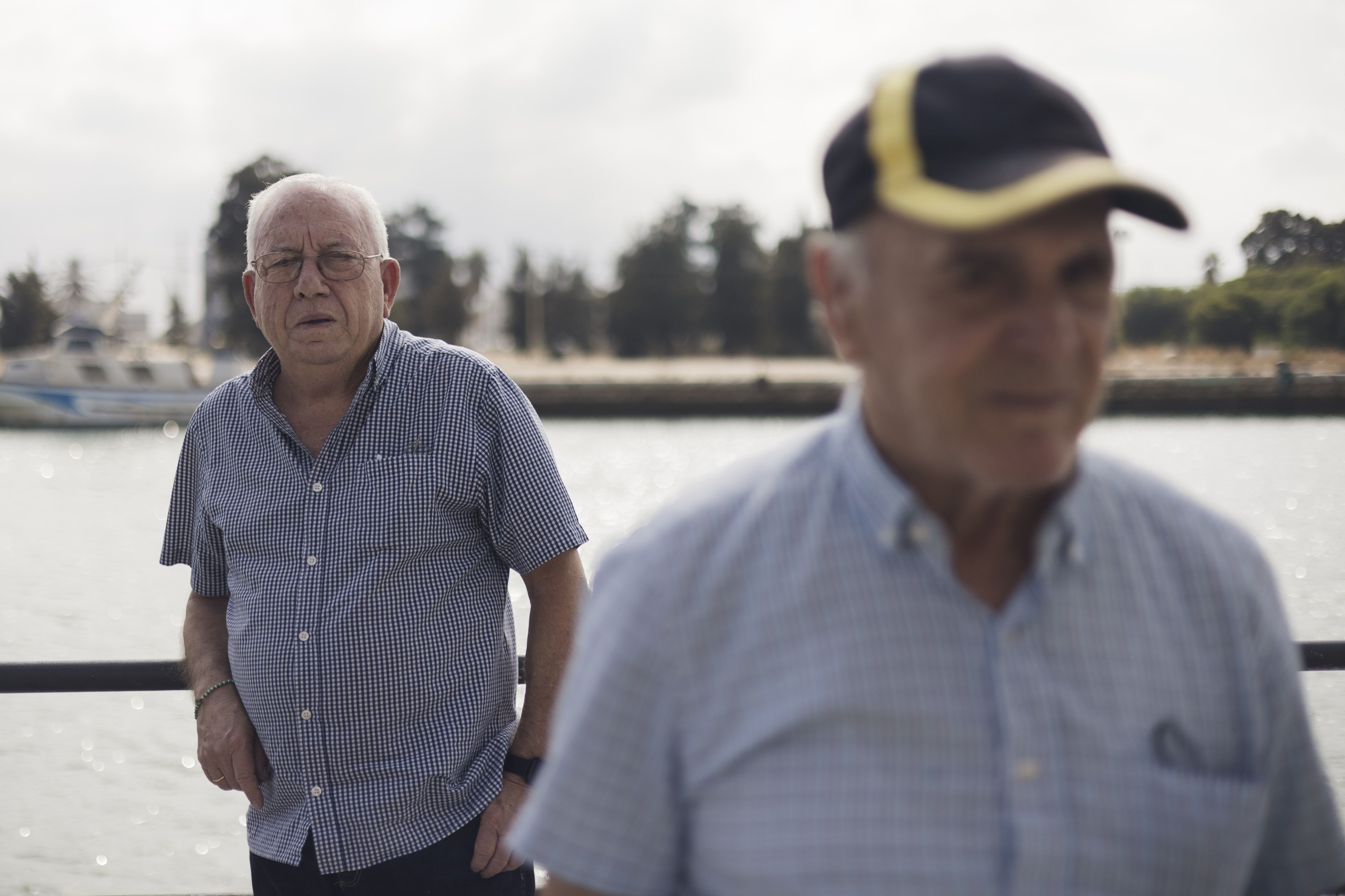 Los primos posan junto al muelle, zona donde desempeñaban su trabajo.