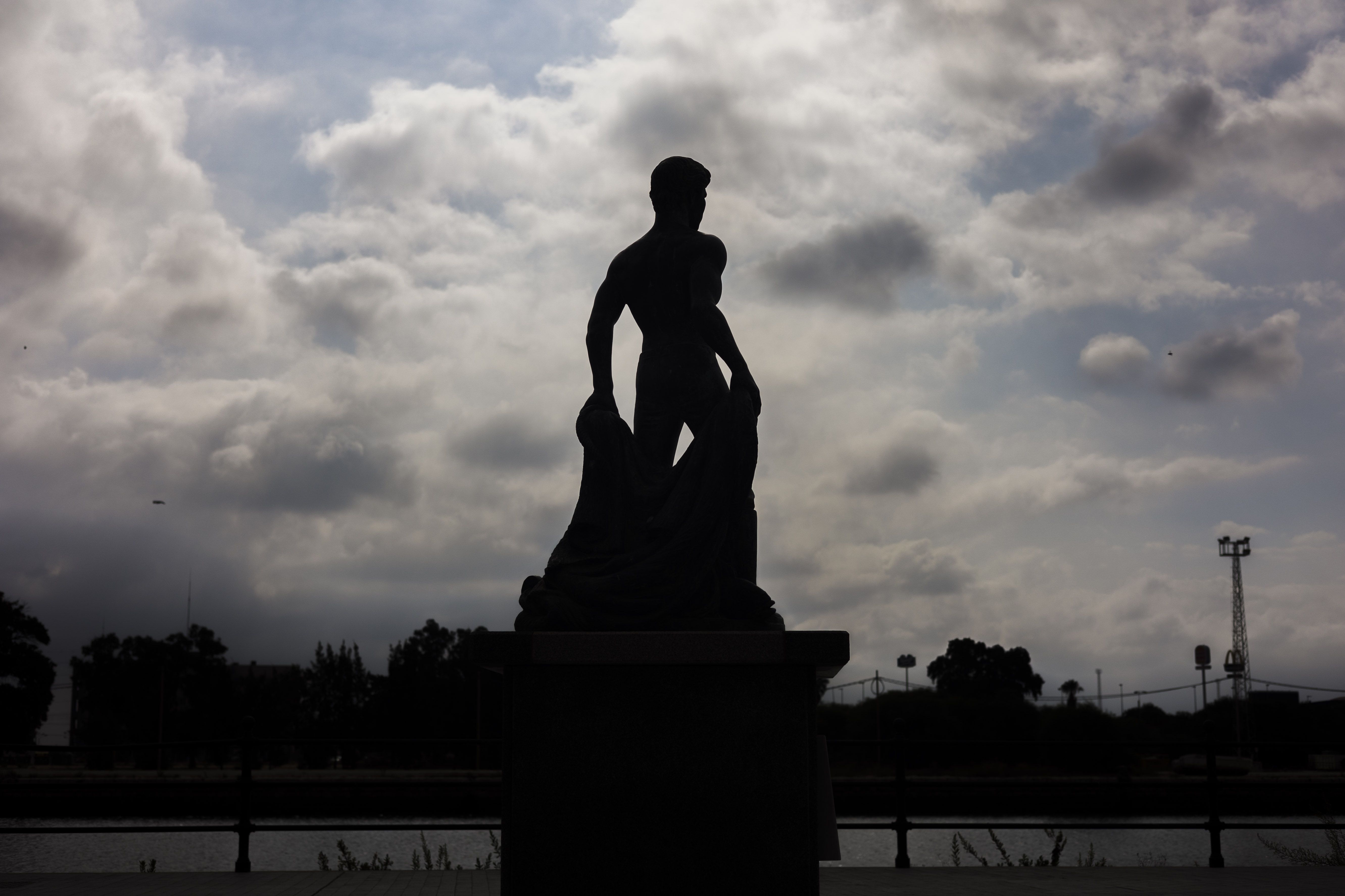 Estatua en honor a los marineros en El Puerto.