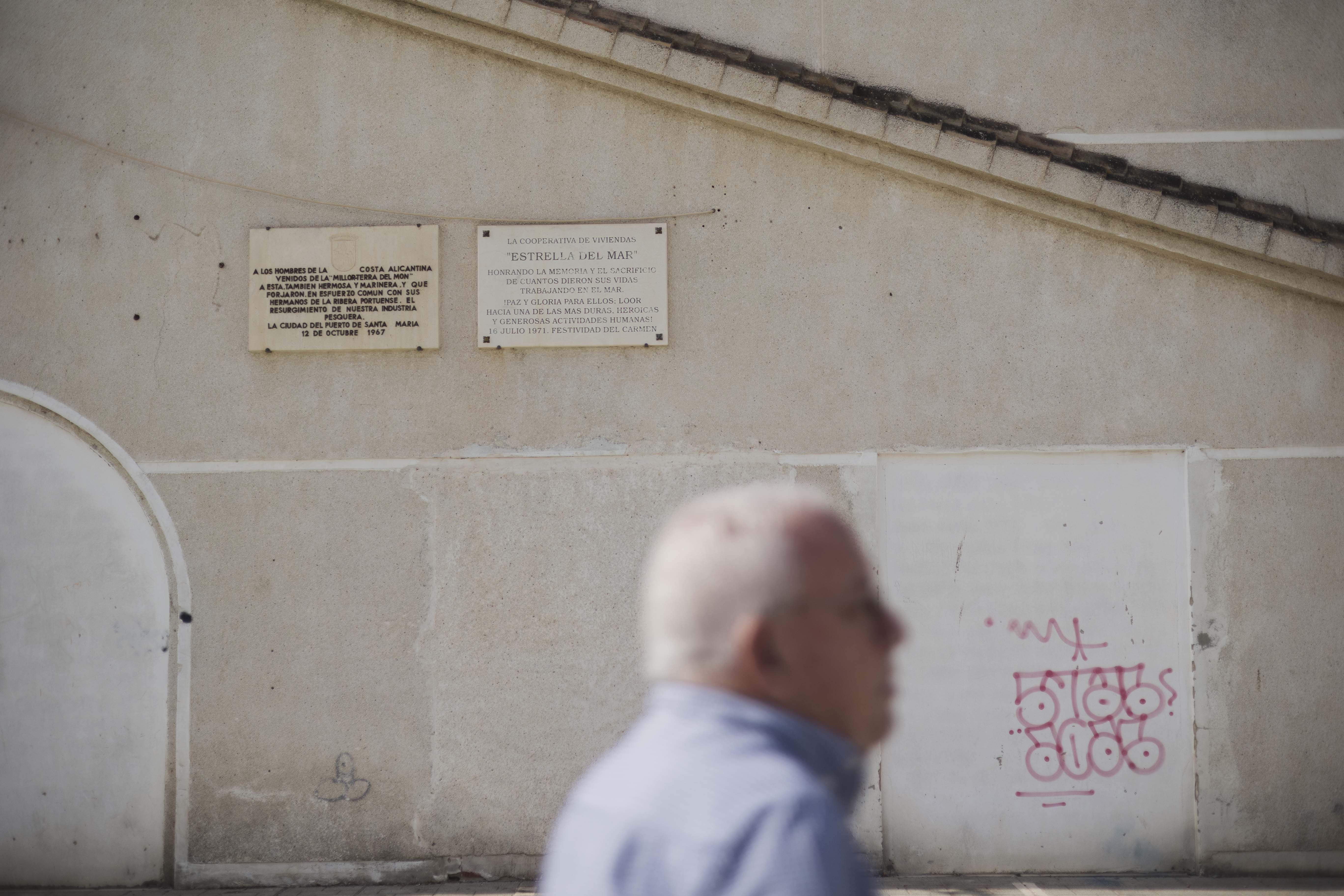 Manuel junto a las lápidas conmemorativas en la antigua lonja.