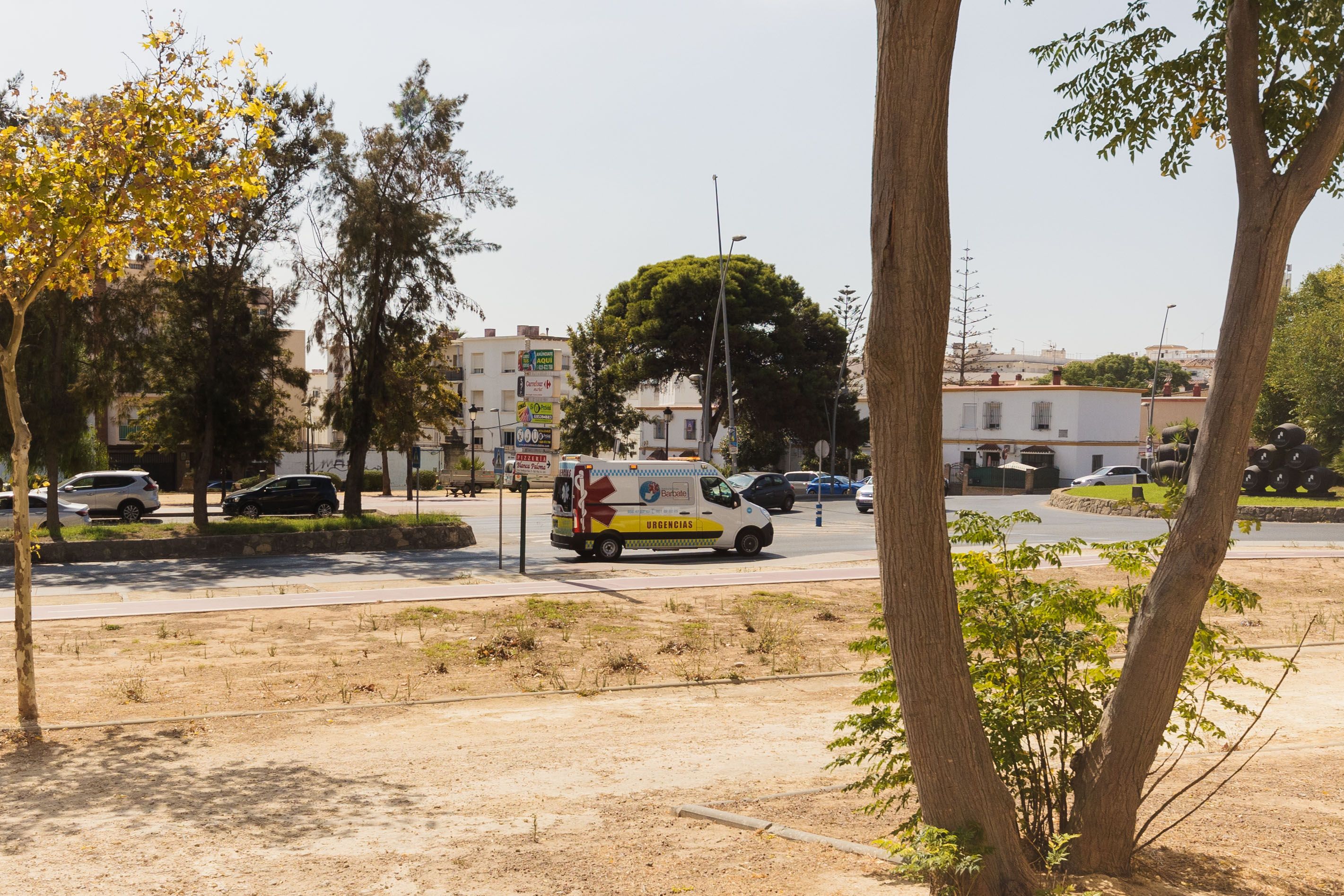 Ambulancia circulando por la avenida Sanlúcar, frente a la barriada Angelita Alta.