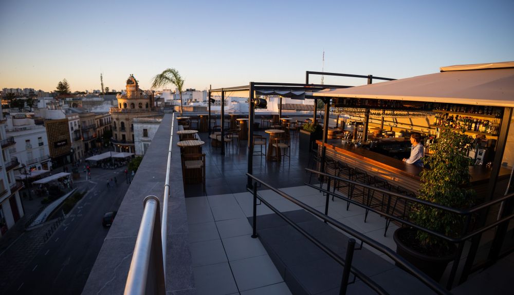 Zona de la terraza dedicada al bar.
