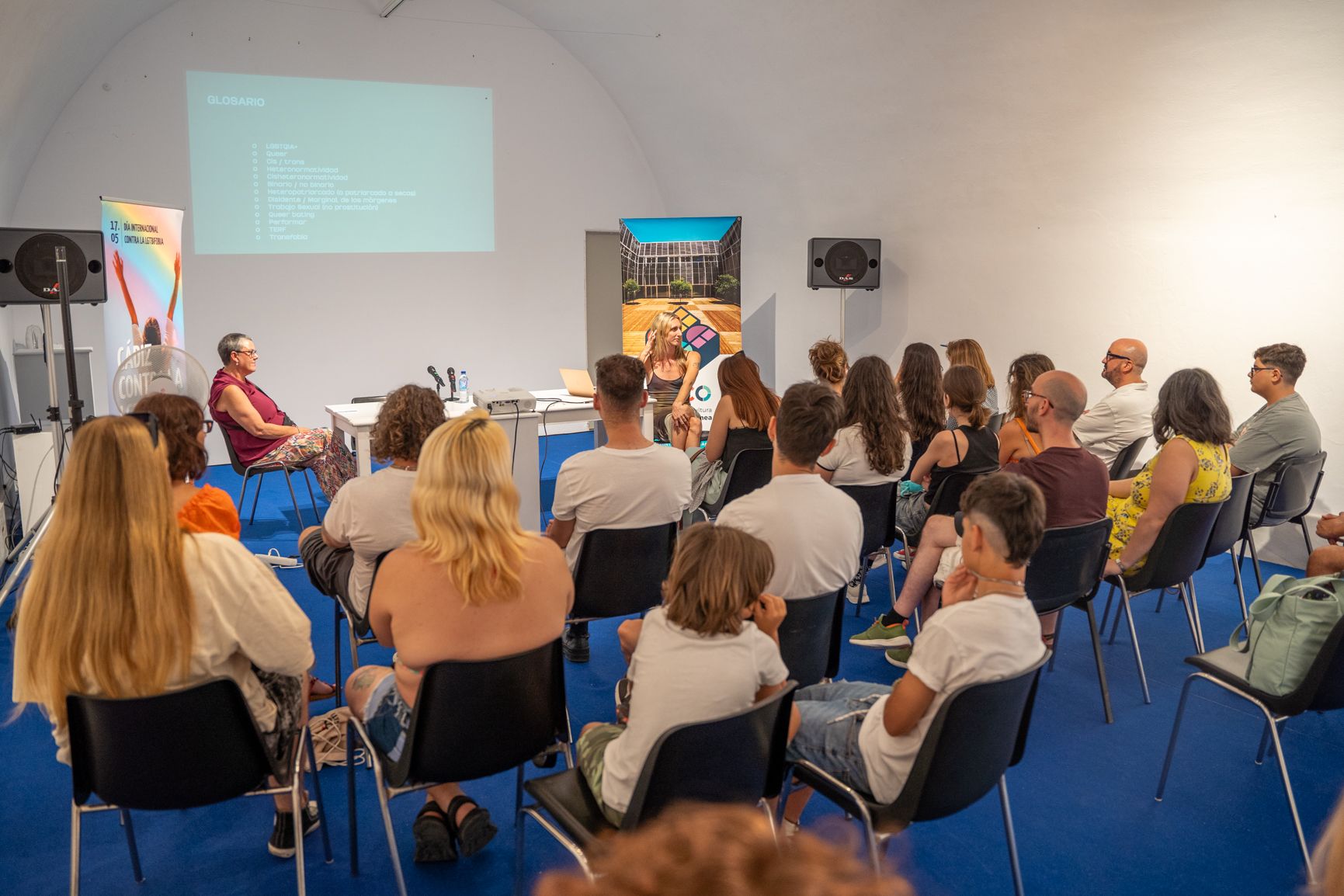 Álex de la Croix, este pasado jueves en el ECCO de Cádiz, dando una charla sobre cine y diversidad.