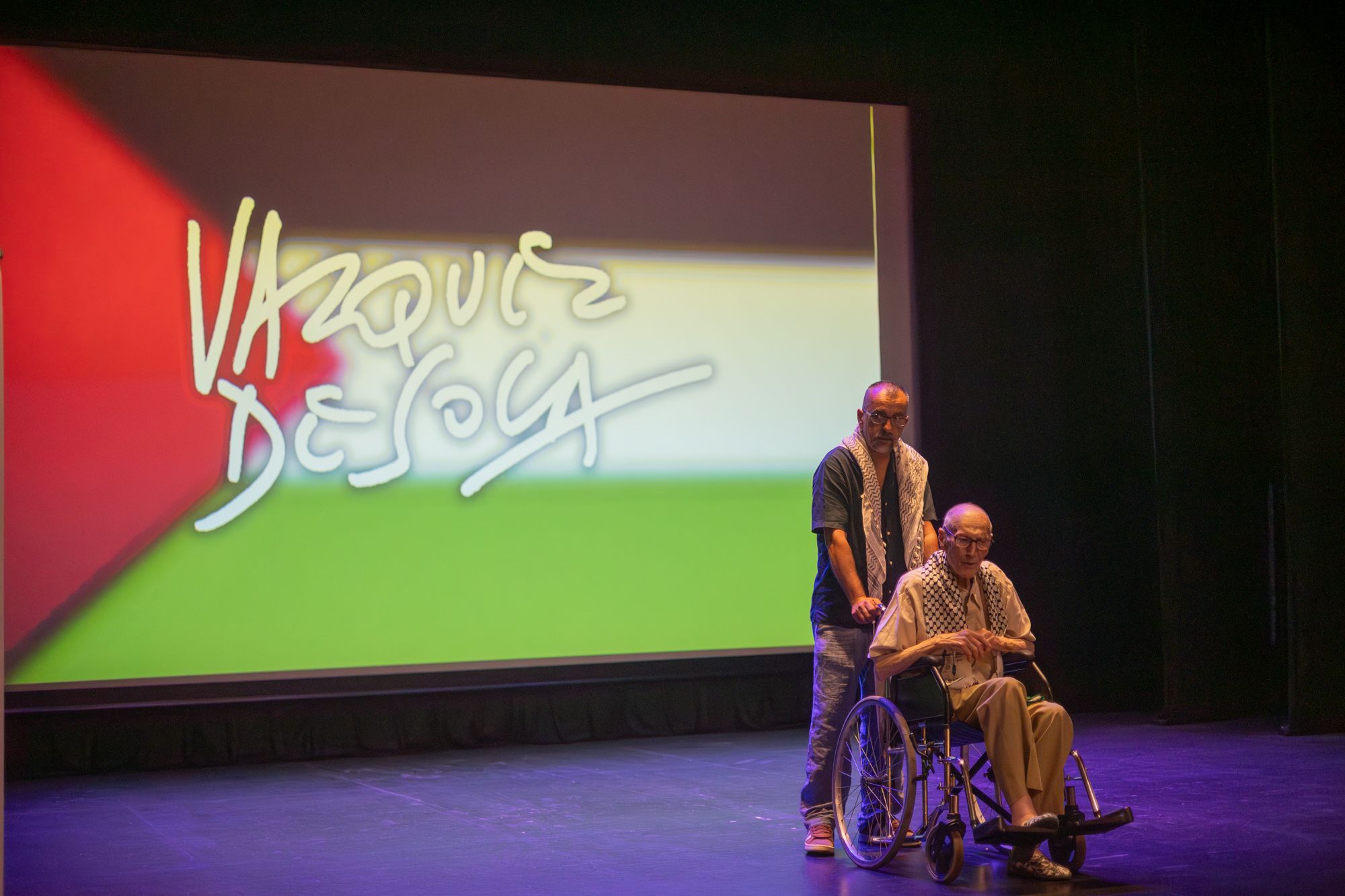 Luis Almagro, presentando 'La ideología de los lápices', junto a su protagonista.