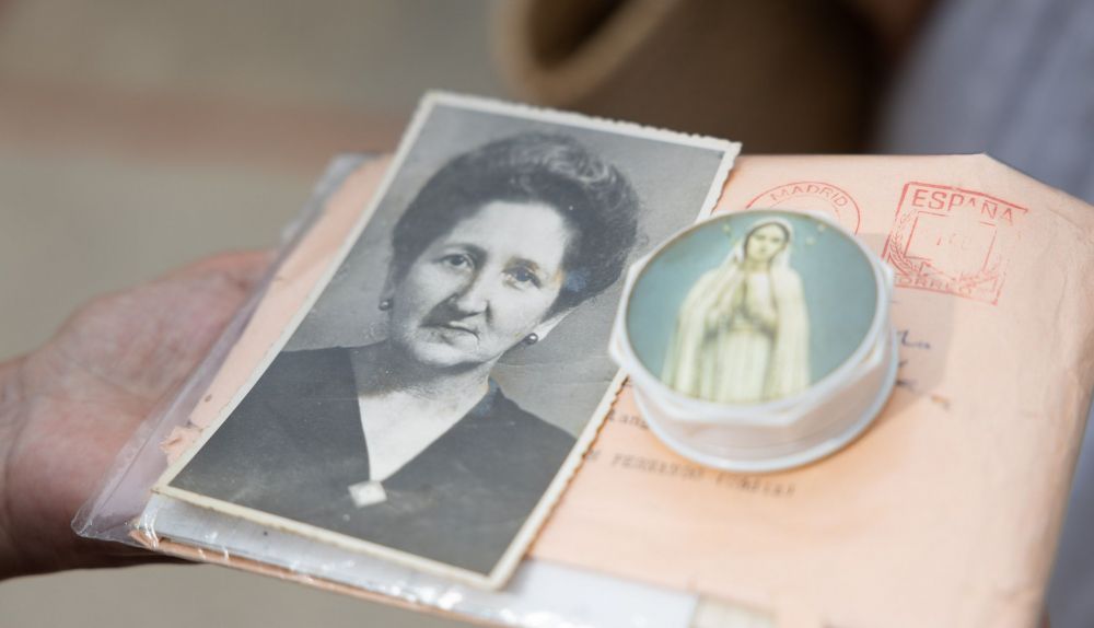 La abuela de Rosa y María Teresa, Adelina, y un rosario, con el que rezaba en su memoria.