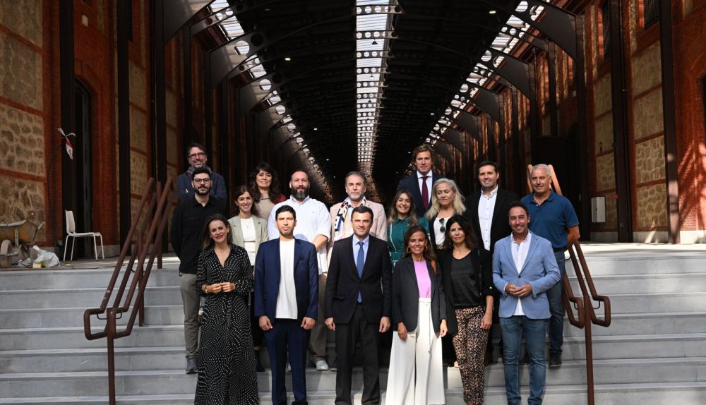 El alcalde posando en los Depósitos de Tabacalera de Cádiz junto a miembros de la  UCCI.