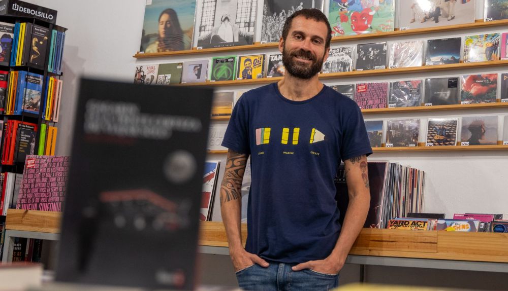 Jose Moreno, con su libro de relatos en La Cápsula, la tienda que tiene en el centro de Cádiz.