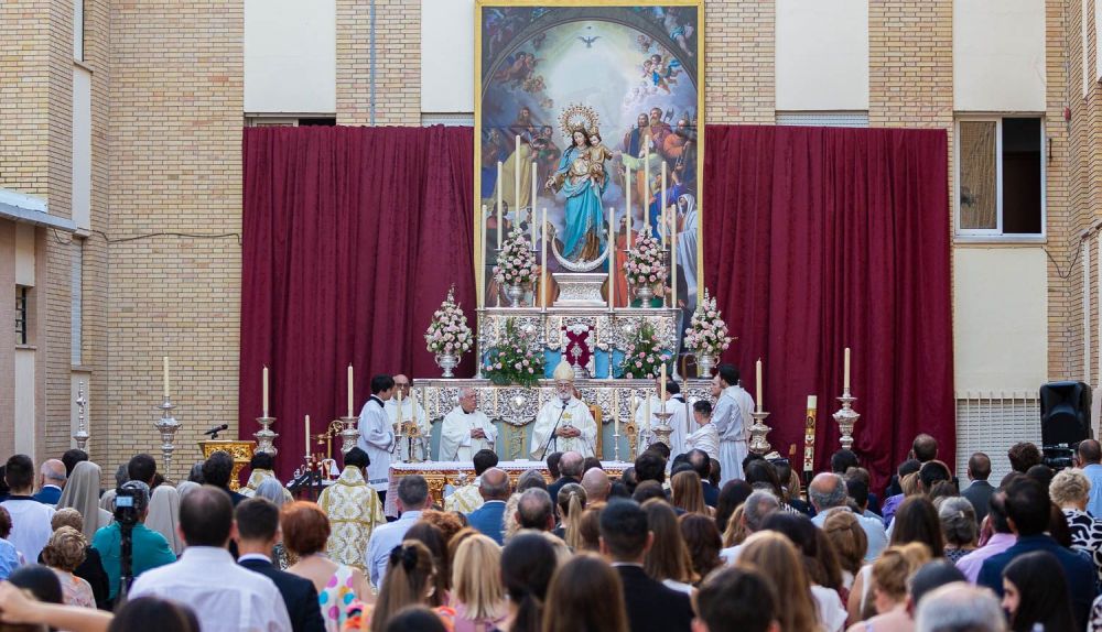 El gran altar instalado en el patio del colegio en el que el cardenal ofició la misa. 