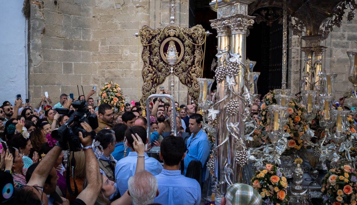 El simpecado saliendo de Santo Domingo para ser colocado en la carreta. 