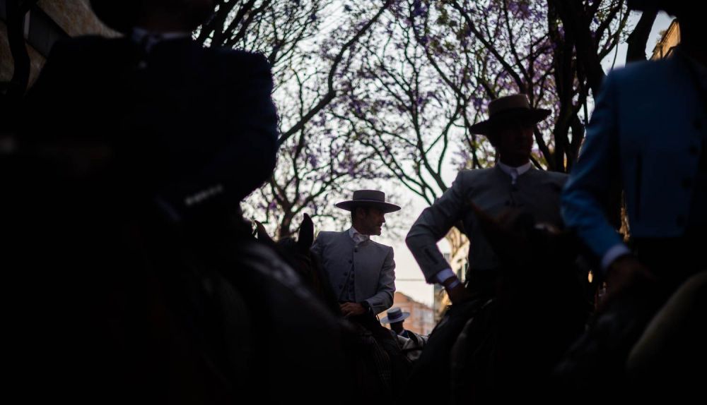 Caballistas de la hermandad precediendo al paso de la carreta de plata. 
