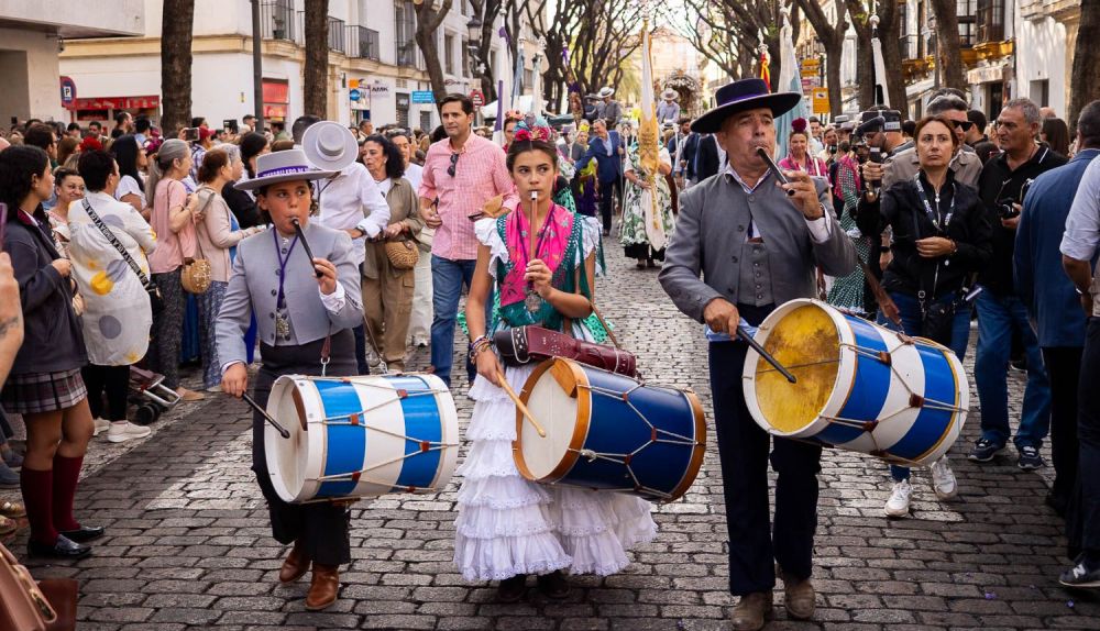 Tamborileros que pusieron los toques rocieros en la cabecera de la comitiva. 