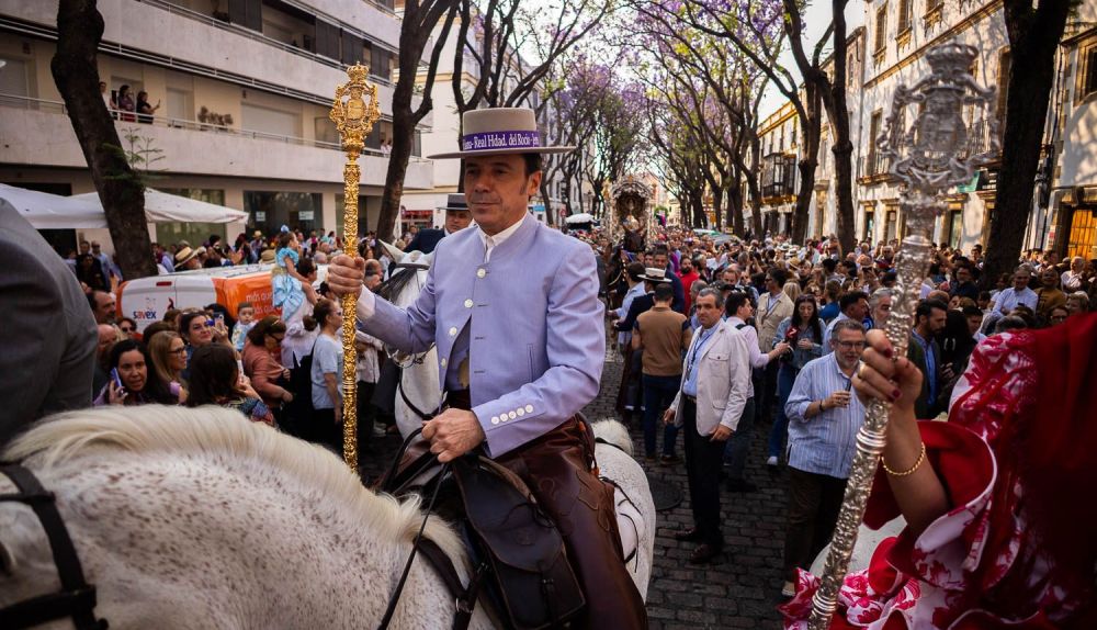 El hermano mayor, Joaquín Vallejo, a caballo portando la vara dorada. 
