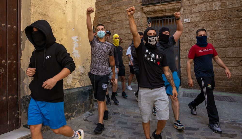 Manifestante del sector del metal en el barrio de Santa María durante la jornada de protesta