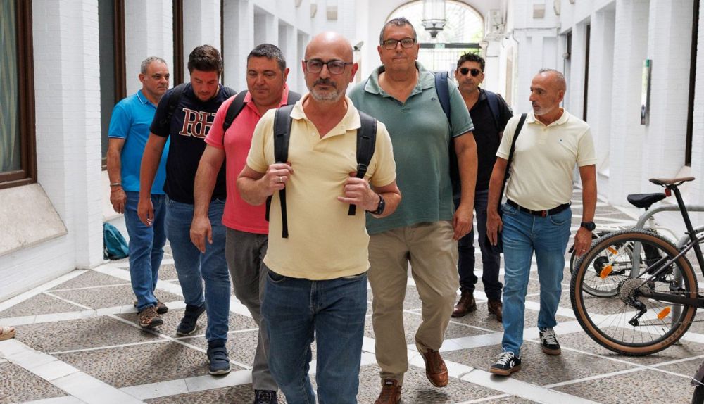Los representantes sindicales, a la entrada de la sede del Sercla en Jerez este viernes.