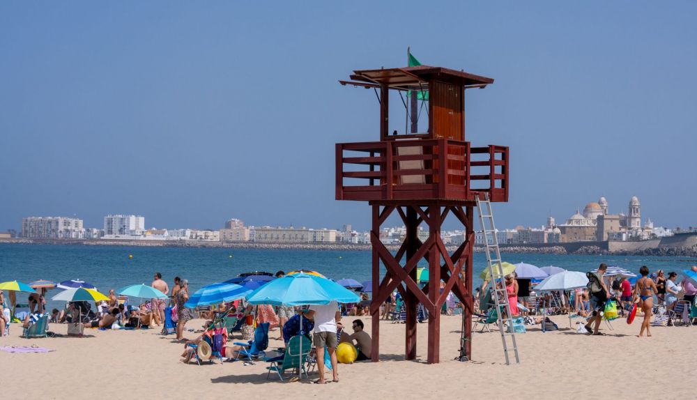 Torreta de vigilancia en la playa de Santa María del Mar este sábado.