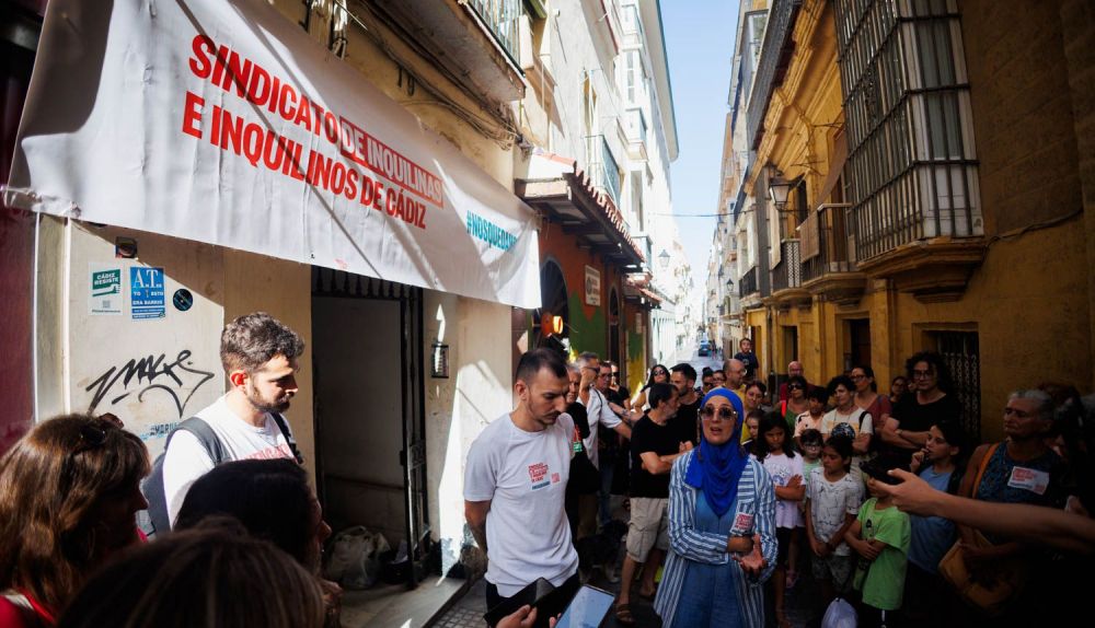 Khoula Ben, una de las afectadas, interviene en la concentración de protesta de este pasado miércoles en Javier de Burgos.
