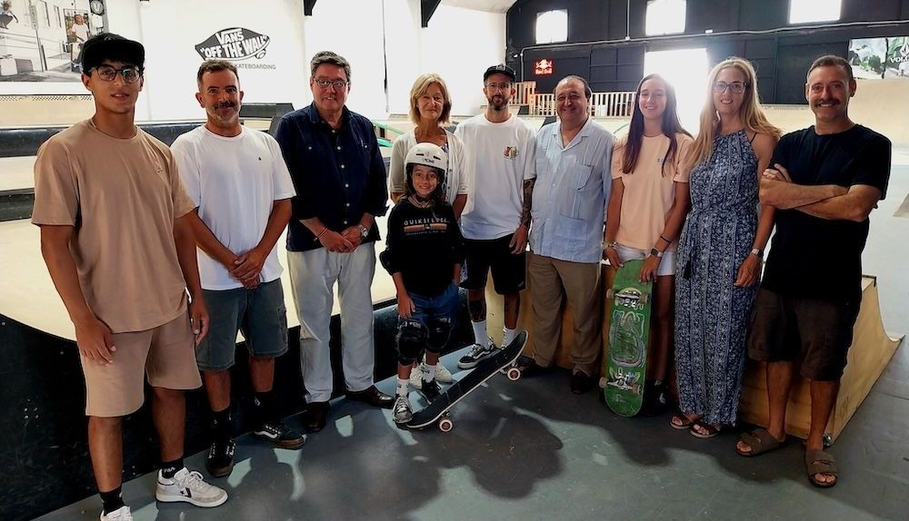Miembros del gobierno local con los gestores de La Bodega Skate Center.