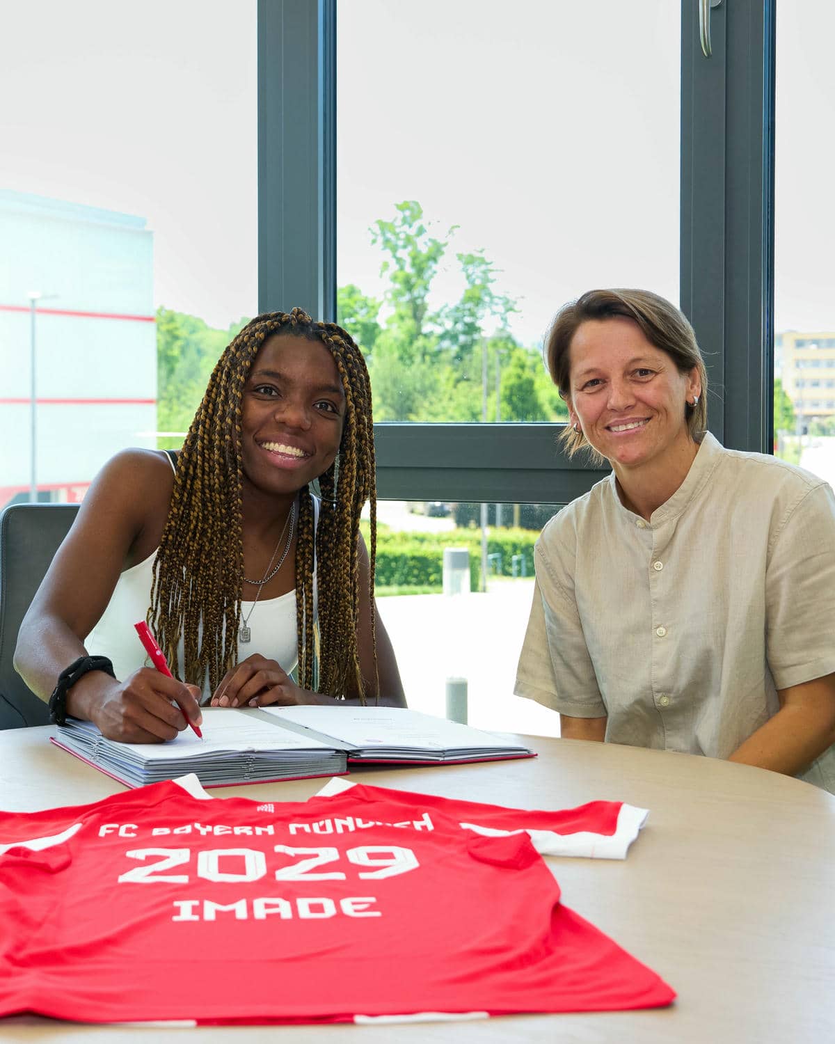 Edna Imade, al firmar con el Bayern.