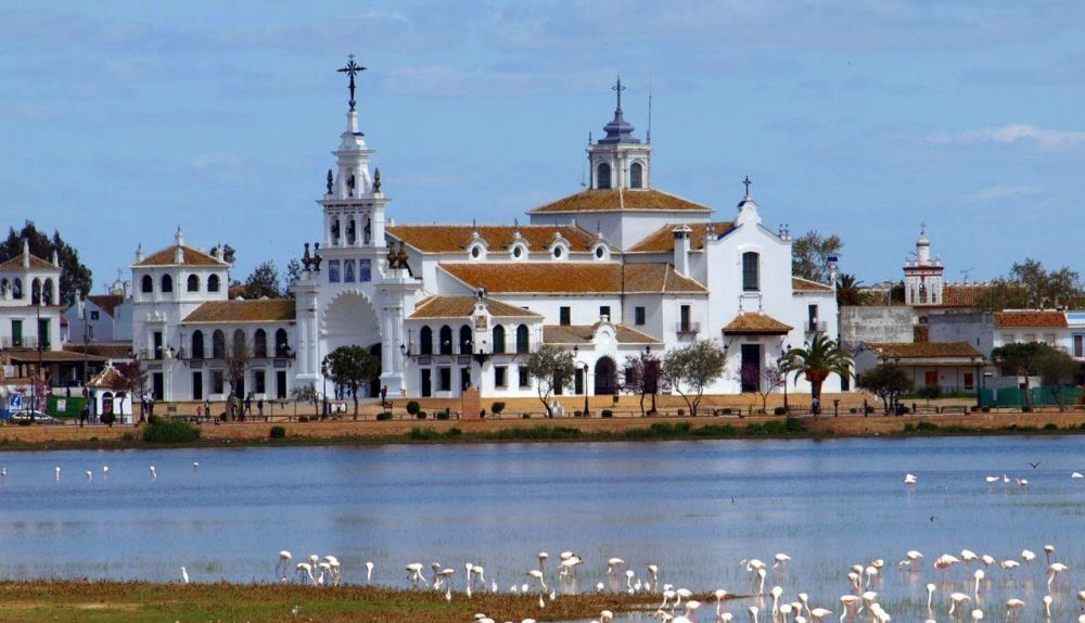 La ermita del Rocío, con la Madre de las Marismas frente a ella.