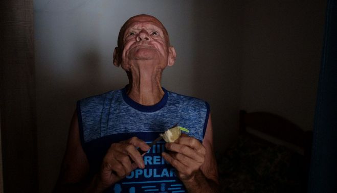 Manuel Bancalero, exprimiendo el zumo de un limón, un ritual que hace cada mañana. FOTO: MANU GARCÍA