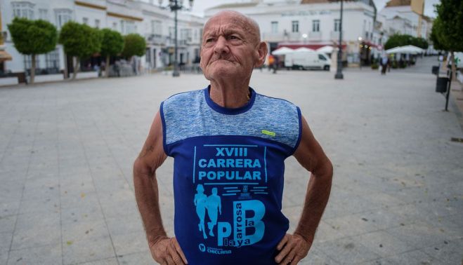 Manuel Bancalero, antes de empezar su caminata diaria. FOTO: MANU GARCÍA