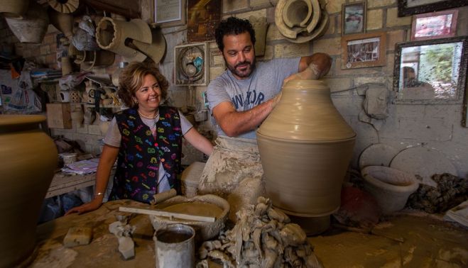 El alfarero Juan Sebastián López y Loli Millán, su mujer, durante la elaboración de una maceta. Autor: Juan Carlos Toro