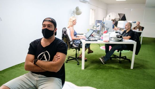 Diego Villalba, actor que da vida a 'Er Christian', con los trabajadores de Puterful al fondo.
