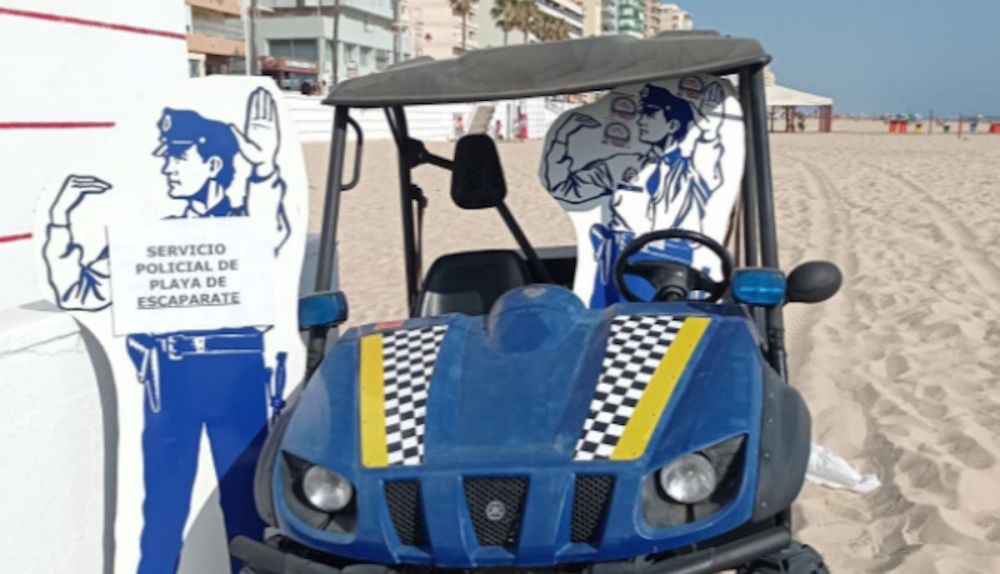 Reivindicación de la Policía Local en la playa de la Victoria de Cádiz en el verano de 2022.