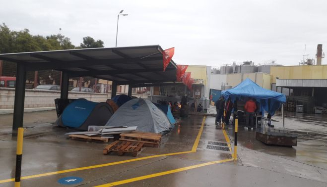Acampada en las instalaciones abandonadas de la fábrica
